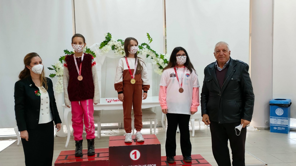 3/G Sınıfı öğrencisi Bahar SEVİL Akhisar GSİM & Akhisar Satranç İlçe Temsilciliğinin düzenlediği turnuvada 9-12 yaş kategorisinde ilçe 2.olmuştur.